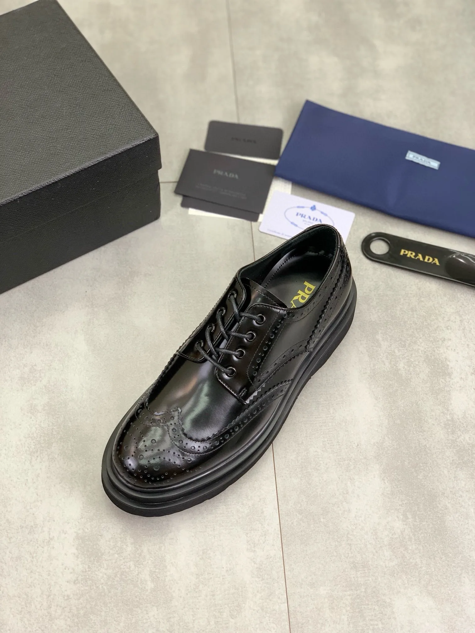 Factory price P880 💰Original quality, top version🔱 ＰＲＡＤＡPrada. Men's business casual leather shoes, top quality products. 1:1 shipment⬆️Luxurious and noble👞All imported original brand fabrics, just to create a more comfortable wearing experience. Upper: Original comfortable open edge bead-rubbed calf leather➕Top imported water-dyed full cow lining, original lightweight and comfortable TPU foam combination bottom✔️Code number: 39-44 (38.45 can be customized)